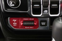 「ルビコン」モデルには、前後のロッキングディファレンシャルや、フロントスタビライザー（スウェイバー）の切り離し機構が備わる。写真は、それらの制御スイッチ。