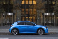 パワートレインやプラットフォームこそEV用だが、「e-208」は内外装の多くをガソリンエンジン車の「208」と共有する。