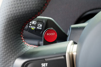 ステアリングホイールに備わる「Eブースト」のパドルスイッチ。同システムを作動させてアクセルペダルを踏み込むと、追加で約20kWのパワーが10秒間供給される。