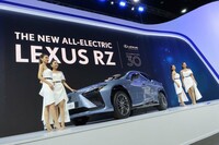 レクサスの最新電気自動車「RZ」も披露された。