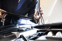 査定時のチェック項目は多岐にわたるが、査定時間自体はさほど長くはない。買い取り実績が年間700台以上という経験とスキルが持ち込まれた車両を的確に評価する。