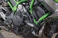 スーパーチャージャーで過給される1リッター直4エンジン。インタークーラーの省略やオイル経路の効率化により、軽量・コンパクト化が図られている。