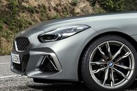 長いフロントオーバーハングによる間延び感を解消するため、先代でも長めだったヘッドランプはさらに巨大化し、横に大きく回り込んだデザインとなった。