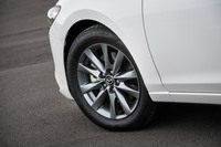 「XDプロアクティブ」のAT車には225/55R17サイズのタイヤが標準装備される。ちなみに同じグレードでもMT車には225/45R19タイヤが標準となっており、そのためか価格はMT車のほうが5万円高い。