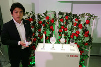 ボッシュの鈴木涼祐プロジェクトリーダーと「プランテクト」のハードウエア。