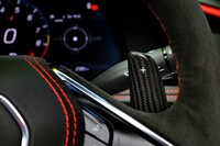 ステアリングホイールに備わるカーボン製のシフトパドル。トランスミッションは他のグレードと同じく8段DCTのみの設定で、最終減速比はスタンダードモデル（日本仕様では標準となる「Z51パフォーマンスパッケージ」装着車）の5.17に対し、5.56に低められている。