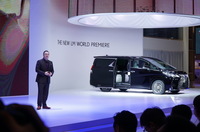 「トヨタ・アルファード／ヴェルファイア」の顔違いというわけではなく、中身もきっちりとレクサスらしく仕立てられている。