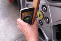 スマホ用分度器ソフトをダウンロードし、キャンバーを測定中。