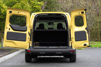 観音開きのテールゲートは左右ともに180°開口。ただし、従来型ではドアトリムに備わっていたリリースレバーがなくなり、ここまで開けるには、指で直接ヒンジのロックを解除しなければならなくなった。（写真：向後一宏）