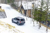 別荘地と幹線道路をつなぐ、スロープ状の小道。クルマを降りて確かめてみたら、スケートリンクのようにつるつるしていて血の気がうせた。スタッドレスタイヤと、電子制御の進化に感謝である。