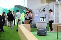 「TOKYO FUTURE TOUR」の「フード」ゾーンの様子。ロボットがチャーハンをつくったり、食べ物や飲み物を運んだりするさまは、普通のモーターショーでは見られない光景だろう。