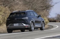 ヘッドランプに合わせてリアコンビランプも三角形を採用。宝石をイメージしたというインナーレンズを使っている。