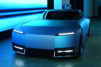 いっぽうで、フロントまわりのデザインからは、動的な印象があまり感じられない。これもデザイナーの狙いなのか？