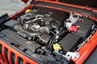 自然吸気の3.6リッターV6エンジンは、2ドアの「スポーツ」や4ドアの「アンリミテッド サハラ ローンチエディション」などに搭載される。