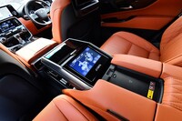 「エグゼクティブ」の後席には、ポジションや空調が操作できる液晶のリアコンソールが用意される。