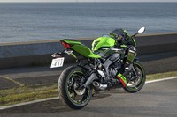 2020年9月に発売された、カワサキの新型スポーツバイク「ニンジャZX-25R」。今回はレーシングチームのカラーをまとう上級モデル「SE KRTエディション」に試乗した。