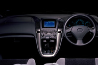 初代「ハリアー」のインストゥルメントパネル。5.8インチディスプレイやCDオートチェンジャー、8個のスピーカーで構成される「JBLプレミアムサウンドシステム」などを搭載していた。