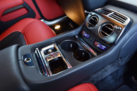 後席用のセンターコンソール。エアコンのスイッチやカップホルダー、アッシュトレイが整然と並ぶ。