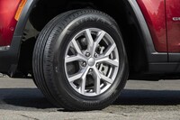 「アレンザ」のなかでも、よりコンフォート性を追求した「LX100」。ブリヂストン独自のサイレントテクノロジーの採用により、従来品より大幅に静粛性を高めている。