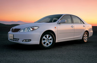 2001年に登場した7代目「カムリ」。全長4.8m超にまで成長した4ドアセダンボディーに2.4リッター直4エンジン搭載車のみとなった。