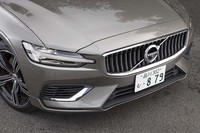 「T」の字をあしらったヘッドランプユニットが、新世代のボルボ車であることを印象付ける。フロントグリルを中央部が奥まったコンケーブデザインとしているのは、ワゴンである「V」モデルならではのディテール。