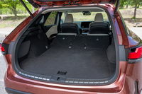 後席の背もたれの格納はスイッチ操作ひとつ（実際は左右用のスイッチが1つずつあるがまとめて操作可能）。フラットな荷室床面がさすがだ。