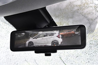 「G」グレードには、カメラを使って後方の映像を映し出す「インテリジェント ルームミラー」が標準で備わる。