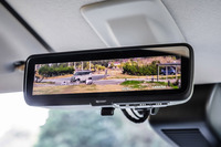 「Gプレミアム／Tプレミアム」に装備されるデジタルルームミラー（マルチアラウンドモニター付き）。「G／T」にも「先進安全パッケージ」としてオプションで用意されており、これを選ぶと、助手席側ドアミラーのサイドアンダーミラーは非装着となる。（写真：花村英典）