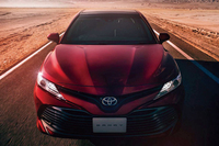 新型「カムリ」は、先進の衝突回避支援パッケージ「Toyota Safety Sense P」を標準装備。駐車時や車線変更時の事故を防ぐための運転支援機能もオプション設定される。
	（Photo：G“レザーパッケージ”。ボディカラーのエモーショナルレッド＜3T7＞はメーカーオプション。オプション装着車。）