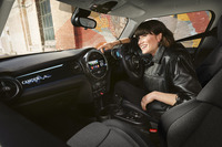 「MINI 3ドア／5ドア」に日本限定の特別仕様車「カムデンエディション」が登場の画像