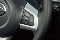 ステアリングホイールの右スポークには、エンジンのスロットル開度を上げ、回転数を高めに保つパワーモードスイッチが備わる。