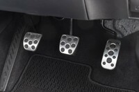 ペダルはアルミ製。クラッチは重いが、つながりが分かりやすくエンジン自体が大トルクのため渋滞でもつらくはなかった。