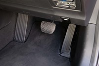 ペダルレイアウトは写真の通り。マツダが「モーターペダル」と呼ぶ一番右は、機能的にはアクセルペダルである。