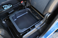 スズキ車ではおなじみの助手席下のバケツ。これを取り出すとその下にマイルドハイブリッド用のバッテリーが搭載されている。