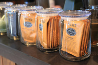 自身がコーヒー派なのでコーヒーの話ばかりしてしまったが、「ポディウムカフェ」ではもちろん紅茶もいただける。こちらはアメリカのブランド「スティーブン・スミス」のティーメーカー。