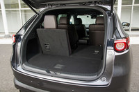 荷室容量は65リッターの床下収納を含め、3列目シートを起こした状態で239リッター、たたんだ状態で572リッター。床下収納を含め、全面に不織布が用いられている。