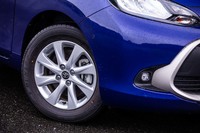 試乗車はオプションの15インチアルミホイールを装着。タイヤはブリヂストンの「エコピアEC300＋」が組み合わされていた。