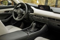 北米仕様車（セダン）のインテリア。有機的なラインが水平に伸びるインストゥルメントパネルが目を引く。