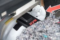 IMUセンサーを、より理想的な場所に設置できるのも「アクトライド」の特徴。「ハイエース／レジアスエース」の場合、運転席と助手席の間の床面に装着される。装着後は、車両の挙動を正確に読み取れるよう、セットアップ時にセンサー調整を行う。