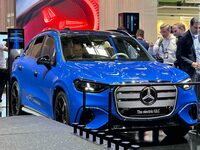 新型「メルセデス・ベンツGLC」は、全仕様がBEV。新意匠のフロントグリルを採用した。