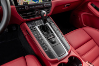 メカニカルなスイッチがずらりと並んだセンターコンソールは従来モデルと同様。