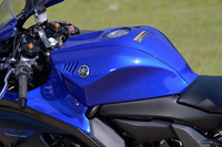 体をホールドしやすいよう、ニーポケットを深くえぐったタンクカバー。「YZF-R7」のライディングポジションは「R3／R25」よりは最上級機種「R1」に近いものだが、同時にライダーの負担を軽減するべく、細かな工夫も施されている。