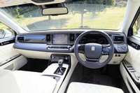 ダッシュボードまわりのつくりは基本的にベース車と同じ。ショーファーの仕事場ゆえに華美な装飾は施されない。