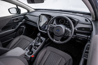 オプションの11.6インチ縦型センターディスプレイを組み込んだ「クロストレック ツーリング」のインストゥルメントパネル。「頭部の揺れの低減」をテーマに疲れにくい走りを追求したというフロントシートの採用も新型クロストレックのトピックだ。