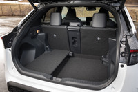 荷室容量は390リッター。上級グレードのFF車には6：4分割のアジャスタブルデッキボードが備わる。