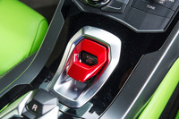 赤いキャップを跳ね上げたらボタンを押して、いざエンジンスタート。