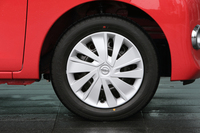 標準車の足元は、「S」「X」ともに155/65R14サイズのタイヤと、14インチスチールホイールの組み合わせだ。
    