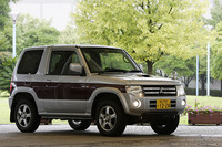 2008年9月に施されたマイナーチェンジの眼目は、内外装のデザイン変更。フロントは、ヘッドランプ、バンパー、グリルが変更された。パジェロに雰囲気が近くなった。
