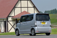 リアの開口部の下端が低くなったことで、リアゲートは大型化している。開く部分の面積が増えるとボディーがガタピシするおそれがあるが、「N BOX＋」の場合は効果的に補強を行うことでその不安を払拭（ふっしょく）したという。ただしリアゲートは相当に長く、後方にある程度のスペースがないと開けられないので注意。