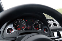 ドライバーの目の前には、液晶のインフォメーションディスプレーをはさんで4つのメーター。ダッシュボード中央にも、油温計などの3連メーターが設置される。